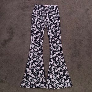 High rise- ting and yang flare pants with two back butt pockets